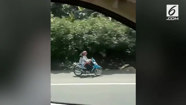 Seorang pengendara mobil yang tengah melintasi Tol Tangerang merekam aksi emak-emak yang nekat masuk ke jalur tol sambil bonceng anak.