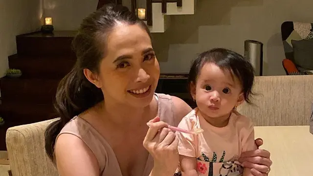 Gaya Verlita Eveyln saat sedang mengasuh ketiga buah hatinya