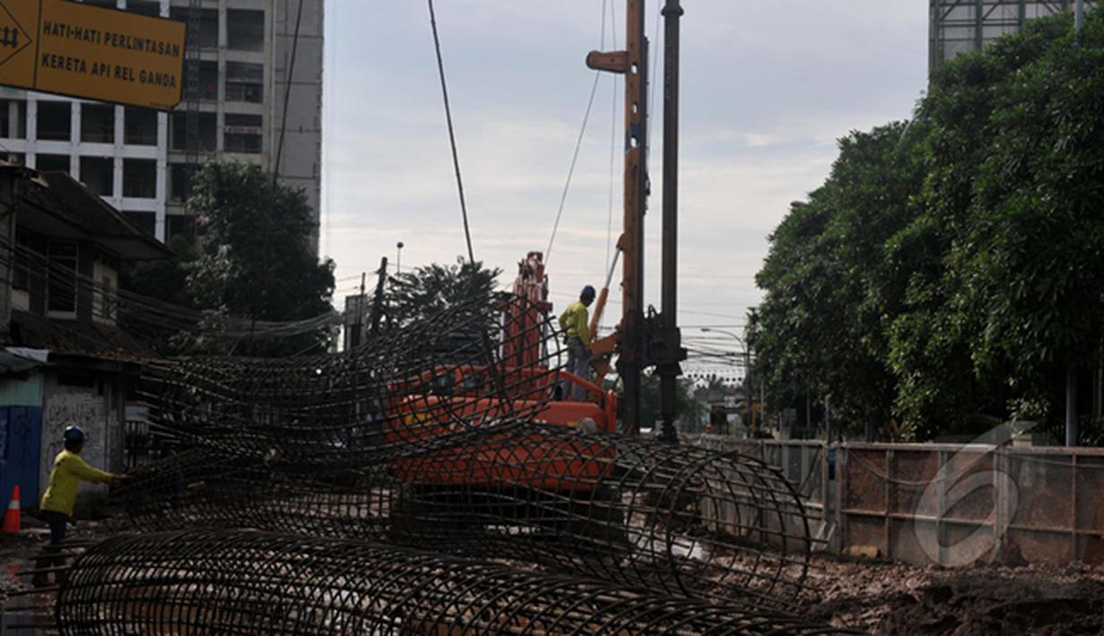 Suasana pekerja melakukan pekerjaan pembangunan jalan layang permata hijau, Jakarta, Senin (2/3/2015). Pembangunan yang menghabiskan APBD DKI 2015 sebesar Rp 131 miliar di targetkan selesai akhir 2015. (Liputan6.com/Johan Tallo) (Liputan6.com/Johan Tallo)