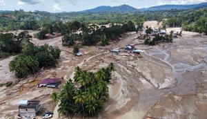Sejak Senin (24/11/2025), banjir bandang dan tanah longsor besar menerjang Batang Toru, Tapanuli Selatan, Sumatera Utara. Tampak pemandangan desa yang terdampak banjir bandang di Batang Toru, Sumatera Utara, Senin 1 Desember 2025. (AP Photo/Binsar Bakkara)