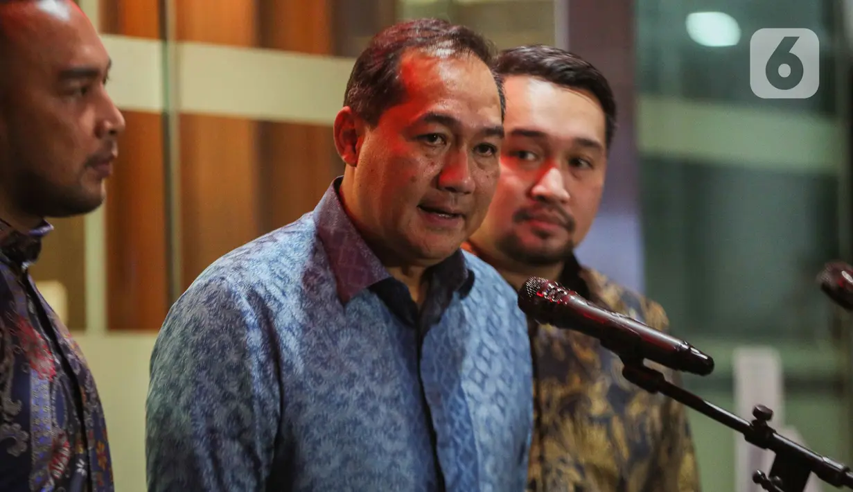 Mantan Menteri Perdagangan (Mendag) M Lutfi memberikan keterangan kepada awak media usai menjalani pemeriksaan di Gedung Bundar Jampidsus Kejaksaan Agung (Kejagung), Jakarta, Rabu (9/8/2023). (Liputan6.com/Faizal Fanani)