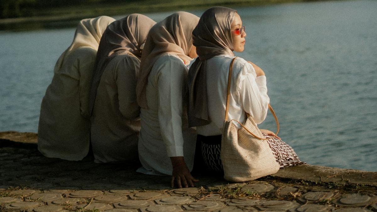 9 Model Gamis Brokat Kombinasi Satin Terbaru 2025 yang Elegan