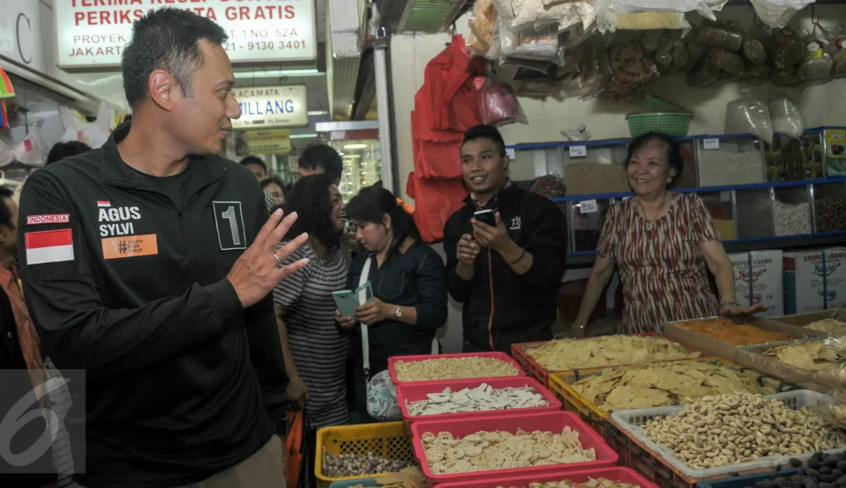 Cagub DKI Jakarta Agus Harimurti Yudhoyono blusukan menelusuri Pasar Senen, Jakarta, Selasa (8/11). Selain meminta doa dan dukungan, Agus juga mendengarkan keluhan para pedagang Pasar Senen. (Liputan6.com/Yoppy Renato)