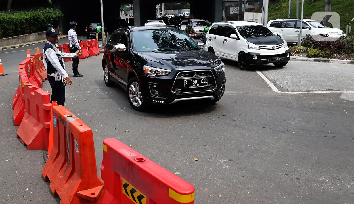 Petugas Dishub mengatur arus lalu lintas saat diberlakukan uji cobaSistem Satu Arah (SSA) di Jalan Margono Djoyohadikoesoemo, Jakarta, Sabtu (15/12/2019). Uji coba terkait adanya pembangunan stasiun LRT Jabodebek dan program Naturalisasi Kanal Banjir Barat. (Liputan6.com/Johan Tallo)