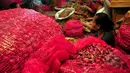 T umpukan karung bawang merah di Pasar Induk sayur dan buah, Kramat Jati, Jakarta, Jumat, (13/3/2015). Harga bawang merah di sejumlah pasar menembus Rp 30 ribu per kg atau mengalami kenaikan Rp 2000-5000/kg. (Liputan6.com/Yoppy Renato)