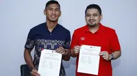Zulkifli Syukur teken perpanjangan kontrak di PSM Makassar. (Bola.com/Abdi Satria)