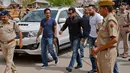 Bintang Bollywood, Salman Khan tiba untuk mendengarkan putusan di Pengadilan Rajasthan, India, Kamis (5/4). Pengadilan menjatuhi hukuman lima tahun penjara kepada Salman Khan atas perkara perburuan satwa dilindungi. (AP/Sunil Verma)a