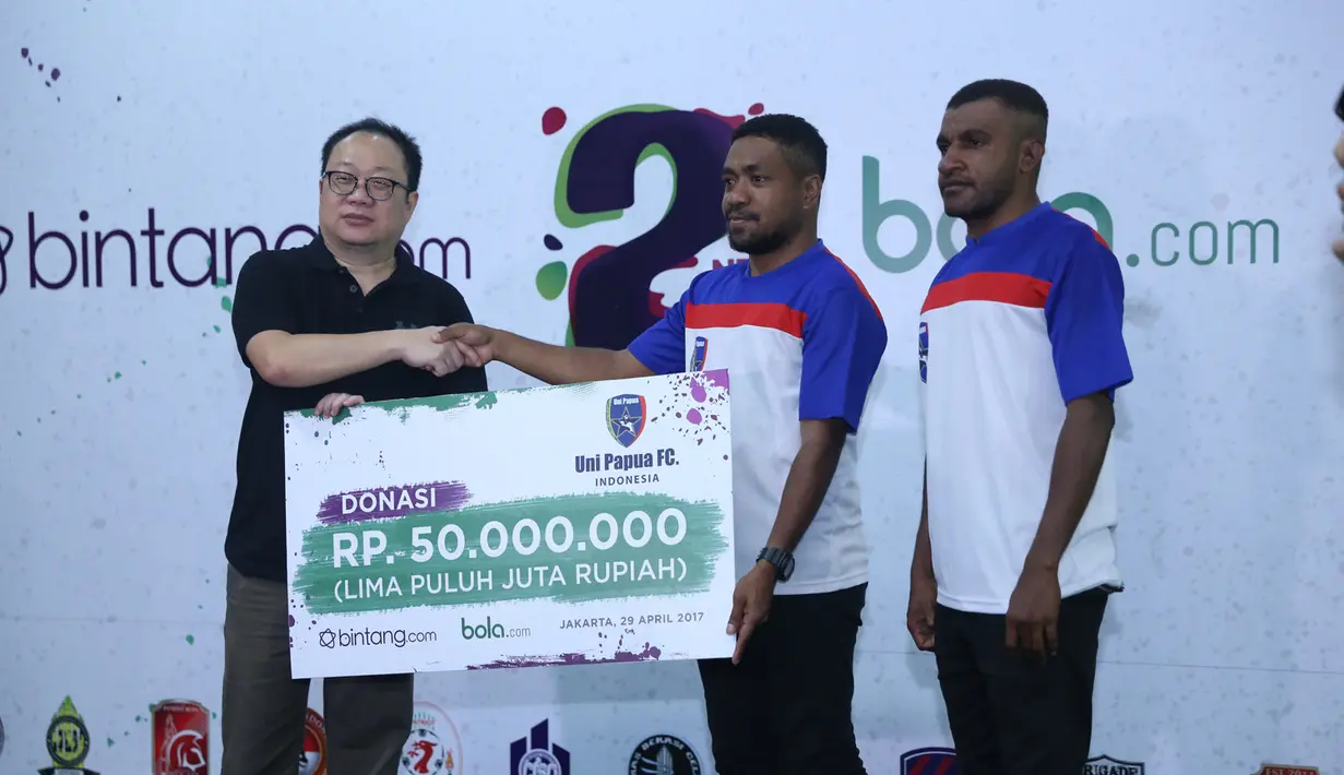 Presiden Direktur Liputan Enam Dot Com, Karaniya Dharmasaputra memberikan donasi pada Uni Papua sebesar Rp 50 Juta dari Bintang.com dan Bola.com. (Adrian Putra/Bintang.com)