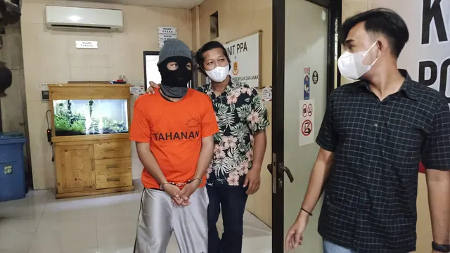 Tersangka usai dilakukan pemeriksaan di salah satu ruangan Polres Metro Depok. (Liputan6.com/Dicky Agung Prihanto)