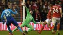 Kiper Nottingham Forest, Jordan Smith, menghalau bola yang mengarah ke gawangnya saat pertandingan melawan Arsenal pada laga Piala FA di Stadion City Ground, Minggu (7/1/2018). Arsenal takluk 2-4 dari Nottingham Forest. (AFP/Oli Scarff)