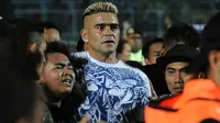 Cristian Gonzales bersama Aremania saat laga kandang terakhir Arema, Sabtu (4/11/2017) di Stadion Kanjuruhan. (Bola.com/Iwan Setiawan)