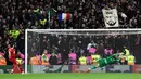 Kiper Paris Saint-Germain, Gianluigi Donnarumma menepis tendangan penalti pemain Liverpool, Darwin Nunez dalam laga leg kedua Liga Inggris 2024/2025 di Anfield, Inggris, Rabu (12/03/2025) WIB.