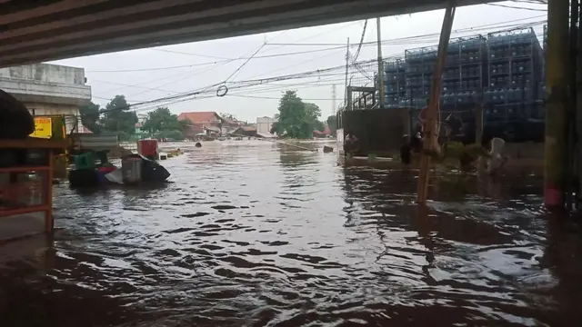 Pemukiman di bawah flyover Kalibata, Jakarta Selatan, salah satu lokasi banjir Jakarta, Rabu (1/1/2020). (Merdeka.com/Ronald)