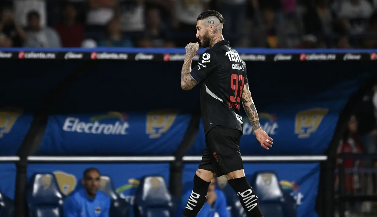 Pemain Monterrey, Sergio Ramos berjalan keluar setelah mendapatkan kartu merah dalam laga lanjutan Liga Meksiko atau Liga MX Clausura melawan Puma di Olimpico Universitario Stadium, Meksiko pada Minggu (16/03/2025). (AFP/Yuri Cortez)