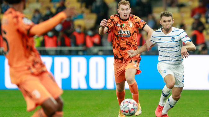 Gelandang Juventus, Dejan Kulusevski berebut bola dengan pemain Dynamo Kiev, Oleksandr Karavayev pada laga pembuka penyisihan Grup G Liga Champions di Stadion NSK Olimpiyskiy, Rabu (21/10/2020) dinihari. Tanpa Cristiano Ronaldo, Juventus menang 2-0 atas Dynamo Kiev. (Valentyn Ogirenko/Pool via AP)
