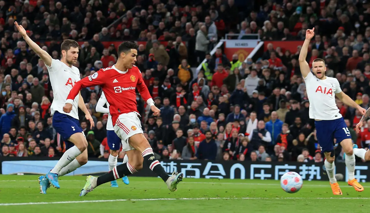 Namun Setan Merah tidak butuh waktu lama untuk kembali unggul. Cristiano Ronaldo kembali menjebol gawang Tottenham. (AFP/Lindsey Parnaby)