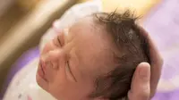 Apa sajakah alasan kepala bayi kerap kali berkeringat?
