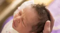 4 Sebab Mengapa Kepala Bayi Berkeringat