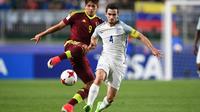Lewis Cook tampil apik sebagai kapten tim Inggris U-20. (AFP/Jung Yeon-Je)