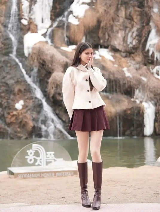 Ia mengenakan jaket putih berpotongan fitted dengan detail kancing besar, memberikan kesan chic dan klasik. Jaket ini membuat tampilannya terlihat lebih rapi dan memberikan kehangatan yang diperlukan di tengah udara dingin. [@sabrinachairunnisa_].