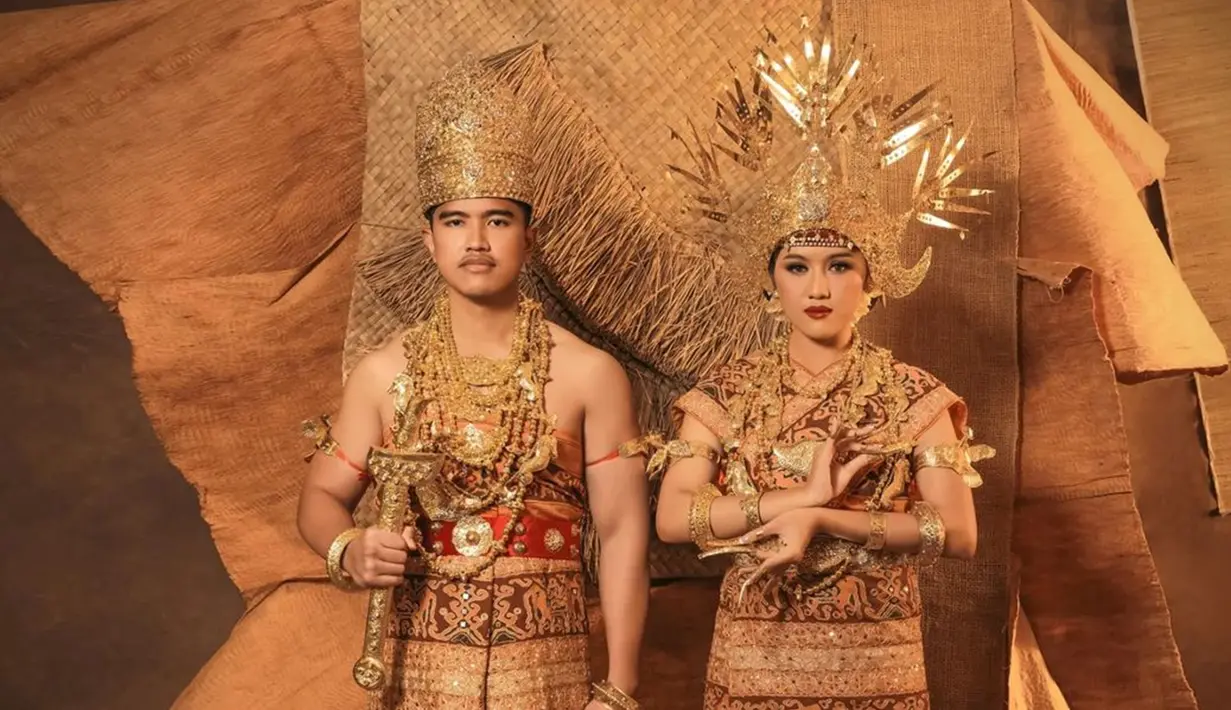 <p>Baju adat Lampung yang digunakan oleh Keduanya ini pun memiliki konsep berwarna emas. Bahkan, keduanya juga terlihat menggunakan berbagai aksesoris pelengkap yang membuat penampilan Kaesang Pangarep dan Erina Gudono makin menawan. (Liputan6.com/IG/@riomotret)</p>