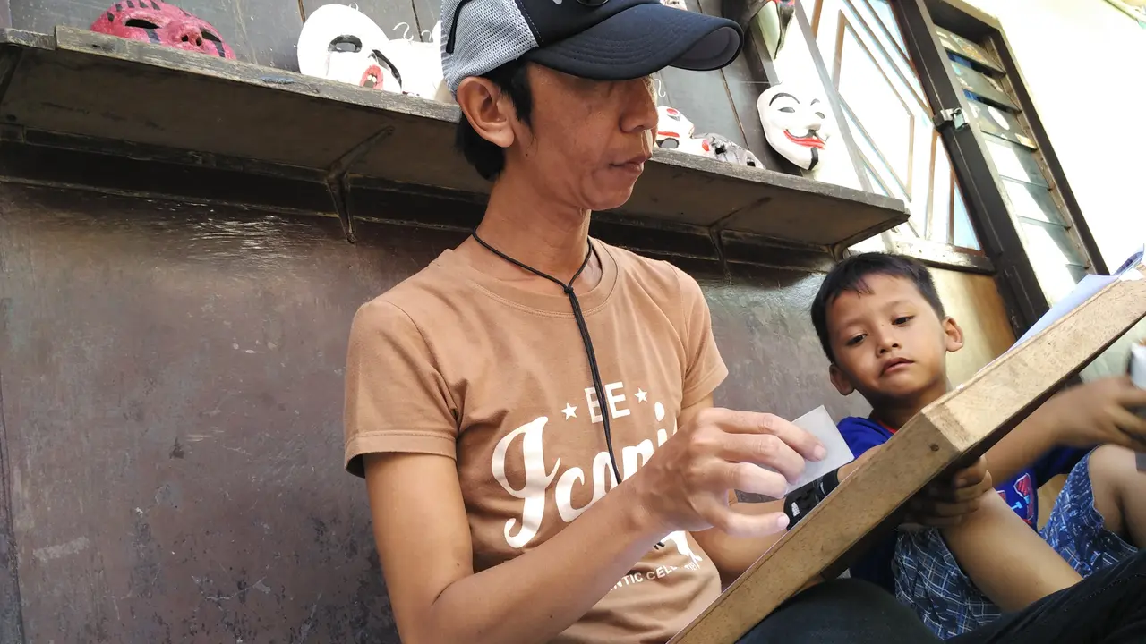 Bimbim Slank 'KW' Jadi Guru Lukis di Pasar Rakyat Bukit Duri