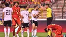 Pemain Mesir, Sam Morsy berdebat dengan wasit saat pertandingan sepak bola persahabatan melawan Belgia di stadion King Baudouin di Brussels (6/6). Pada pertandingan ini timnas Mesir kalah 3-0 dari Belgia. (AP/Geert Vanden Wijngaert)