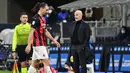 Ibrahimovic kemudian harus keluar lapangan lebih cepat usai melanggar keras Aleksandar Kolarov di menit ke-58. (Foto: AFP/Miguel Medina)