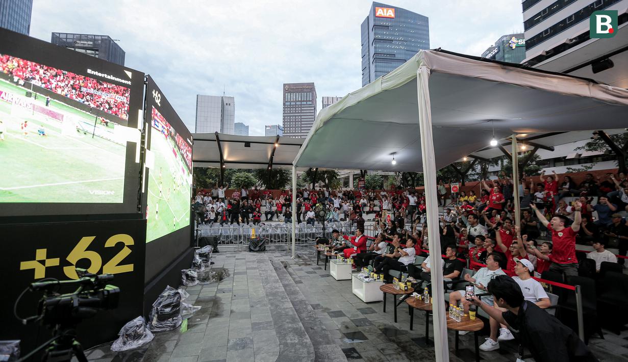 Suasana nonton bareng Timnas Indonesia melawan Australia dalam laga lanjutan Putaran Ketiga Kualifikasi Piala Dunia 2026 di daerah sekitar Setiabudi, Jakarta Pusat, Kamis (20/03/2025) sore WIB. (Bola.com/Bagaskara Lazuardi)