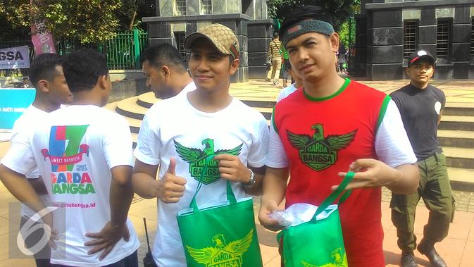 Tommy Kurniawan dan Ressa Herlambang dalam kampanye pembatasan penggunaan kantong plastik.  [Foto: Ferry Noviandi/Liputan6.com]