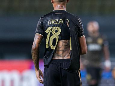 Jersey milik pemain Bhayangkara FC, Crislan Henrique robek saat laga lanjutan BRI Liga 1 2023/2024 antara Bhayangkara FC melawan Persib Bandung di Stadion Patriot Candabhaga, Bekasi, Sabtu (23/09/2023). (Bola.com/Bagaskara Lazuardi)