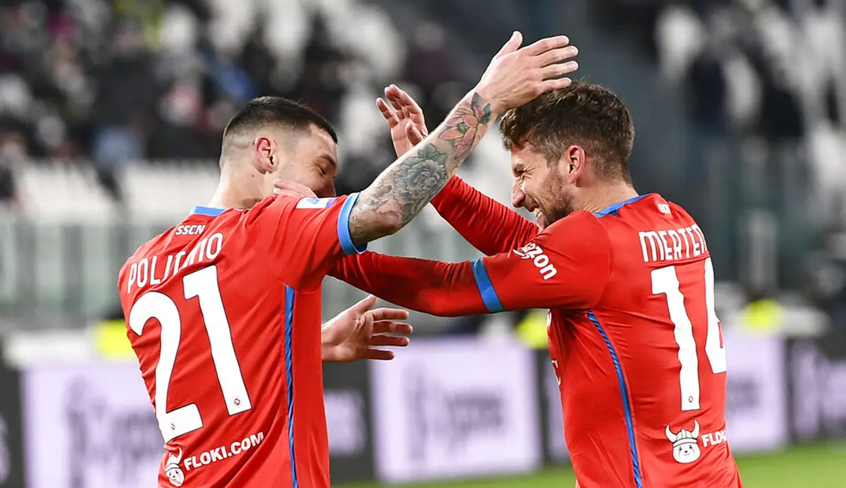 Pemain Napoli Dries Mertens (kanan) merayakan gol dengan rekan setimnya Matteo Politano saat melawan Juventus pada pertandingan sepak bola Serie A Liga Italia di Allianz Stadium, Turin, Italia, 6 Januari 2022. Pertandingan berakhir 1-1. (Fabio Ferrari/LaPresse via AP)