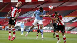 Penyerang Manchester City, Gabriel Jesus, menyundul bola saat melawan Southampton pada laga Premier League di Stadion St. Mary's, Minggu (5/7/2020). Manchester City takluk 0-1 dari Southampton. (AP Photo/Frank Augstein,Pool)