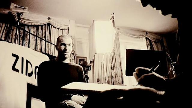 Sebuah galeri foto yang dimiliki Institut Prancis di Spanyol mengadakan pameran foto Zinedine Zidane. Fotografer bernama Philippe Bordas mengungkap momen privat 100 hari jelang Zidane pensiun sebagai pesepak bola di Real Madrid.