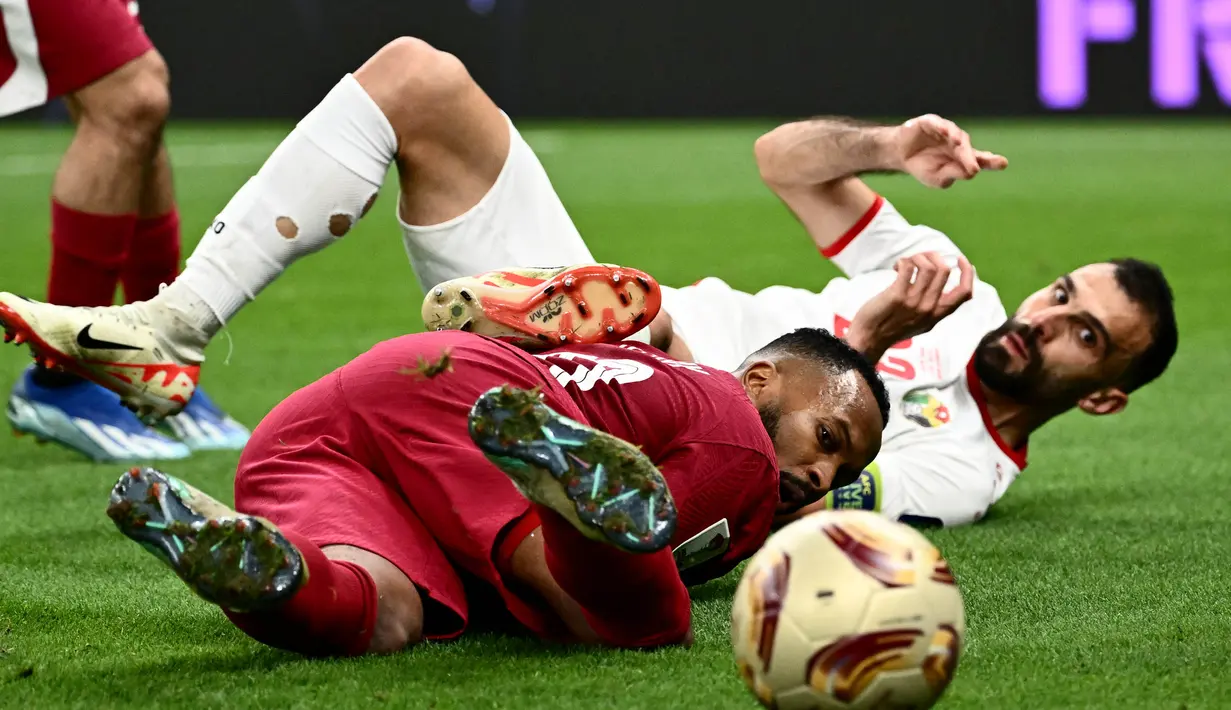 Uniknya, ketiga gol kemenangan Qatar dicetak melalui titik putih. (Jewel SAMAD/AFP)