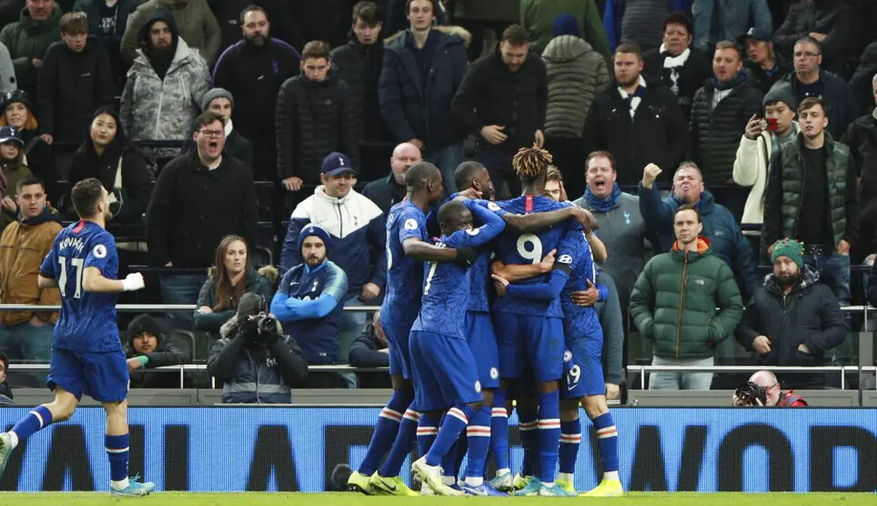 Para pemain Chelsea merayakan gol yang dicetak oleh Willian ke gawang Tottenham Hotspur pada laga Premier League di Stadion Tottenham Hotspur, Minggu (22/12). Chelsea menang dengan skor 2-0. (AP/Ian Walton)