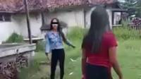 Tangkapan layar dugaan kekerasan dan perundungan terhadap seorang remaja putri oleh rekan sebayanya di Cilacap, Jawa Tengah. (Foto: Liputan6.com/Istimewa)