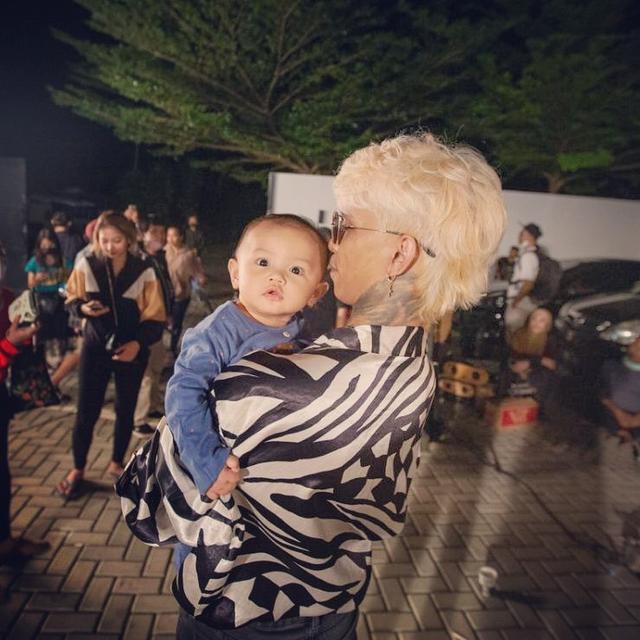 Momen Young Lex Asuh Baby Zaenab Alexander. (Sumber: Instagram/young_lex18)