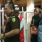 Kasipidum Kejari Pekanbaru saat menyelidiki insiden kaburnya tahanan terdakwa kasus pencurian yang kabur usai sidang di PN Pekanbaru, Kamis, 24 Mei 2018. (Riauonline.co.id)