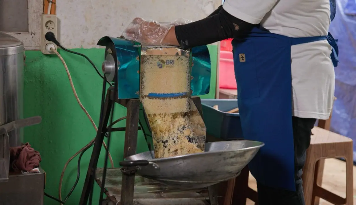 Bantuan alat pengupas dan pengiris pala membuat produksi lebih efisien. Proses mengupas pala berkurang dari lima menjadi dua jam, sedangkan pengirisan yang sebelumnya enam jam kini selesai sekitar dua jam. (Adv/BRI)