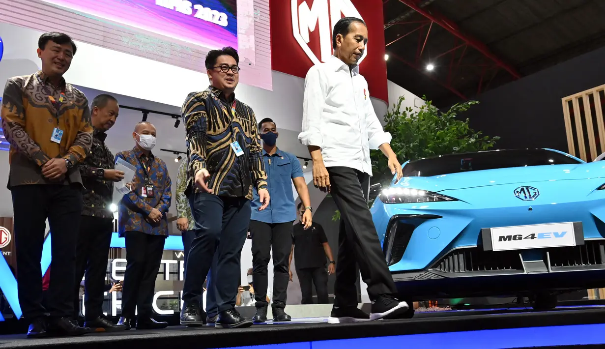 Presiden Joko Widodo atau Jokowi (kanan) mengunjungi pameran Indonesia International Motor Show (IIMS) di JIExpo, Kemayoran, Jakarta, Kamis (16/2/2023). Dari sekian merek yang berpartisipasi, beberapa di antaranya memanfaatkan IIMS 2023 dengan meluncurkan produk baru. (ADEK BERRY/AFP)