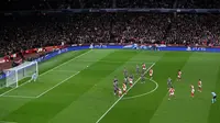 Gol tendangan bebas gelandang bertahan Arsenal, Declan Rice, ke gawang Thibaut Courtois (Real Madrid) pada leg pertama perempat final Liga Champions di Emirates Stadion, Rabu dini hari WIB (9-4-2025). (www.arsenal.com)