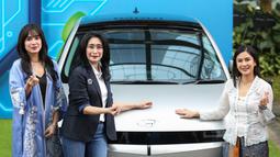 Direktur Bisnis Konsumer BRI, Handayani (tengah) didampingi Ussy Sulistiawaty dan Dian Sastrowardoyo berfoto bersama mobil Hyundai IONIQ 5. (Bola.com/Bagaskara Lazuardi)