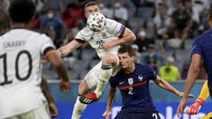 Bermain di kandang lawan, Timnas Prancis mendapat tekananan sejak bola digulirkan. Meski begitu, solidnya lini belakang tim asuhan Didier Deschamps tersebut membuat serangan yang dibangun Jerman selalu kandas. (Foto: AP/Pool/Matthias Hangst)