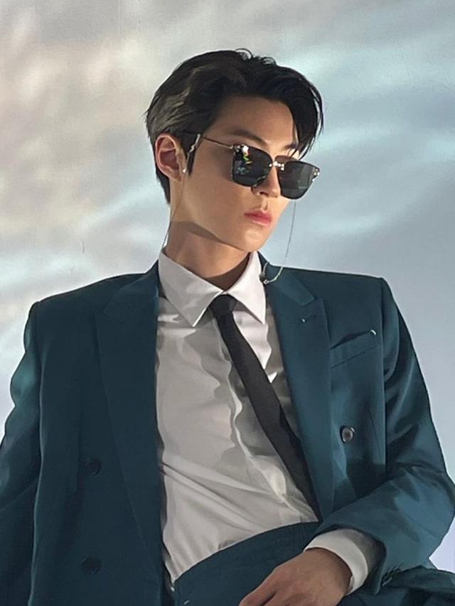 FOTO: Gaya Penampilan Hwang In Yeop dalam Setelan Jas, Curi Perhatian