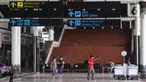 Suasana area Terminal 1 Bandara Soekarno-Hatta, Tangerang, Banten, Jumat (1/4). Per 1 April 2022, PT Angkasa Pura II (Persero) mengaktifkan kembali Terminal 1 Bandara Soekarno Hatta untuk melayani keberangkatan dan kedatangan penumpang pesawat rute domestik. (Liputan6.com/Angga Yuniar)