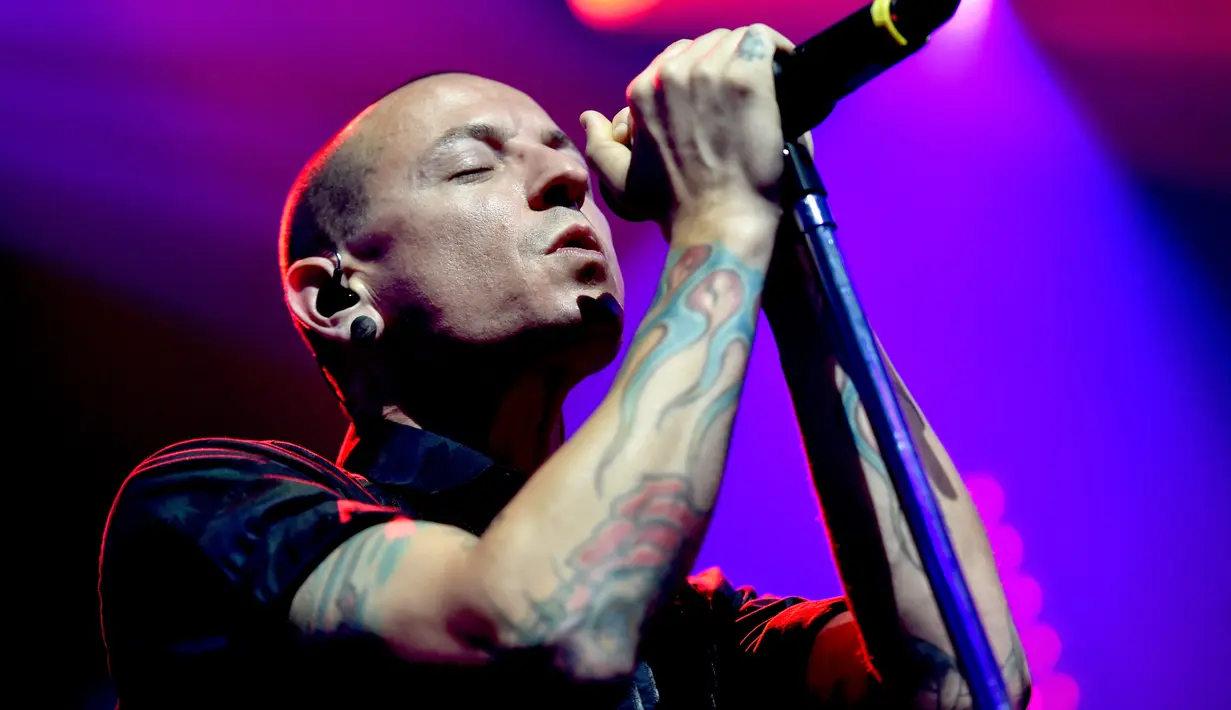 Di balik kariernya yang cemerlang, akan tetapi Chester Bennington menyimpan masa lalu yang begitu kelam. Saat masih kecil, ia menjadi korban kekerasan seksual. (AFP/KEVIN WINTER/GETTY IMAGES NORTH AMERICA)