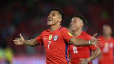 Striker Arsenal, Alexis Sanchez, menyumbang 2 gol saat Cile melumat Uruguay, 3-1, pada laga Kualifikasi Piala Dunia 2018 zona CONMEBOL di Stadion Nasional Julio Martinez Pradanos, Santiago, Rabu (16/11/2016) pagi WIB. (AFP/Martin Bernetti)