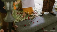 Salah satu ritual yang dijalani Canti Tachril dan Adipati Dolken saat mitoni yaitu memecahkan telor. (Foto: Instagram/@cantitachril)
