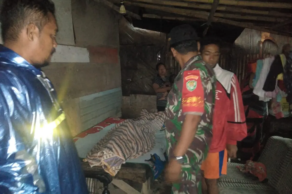 Pria Karawang Tewas tersambar petir di teras rumah. (Foto: Liputan6.com/Abramena)